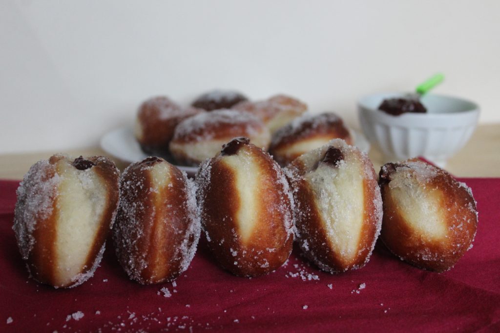 Bomboloni fritti con composta di lamponi