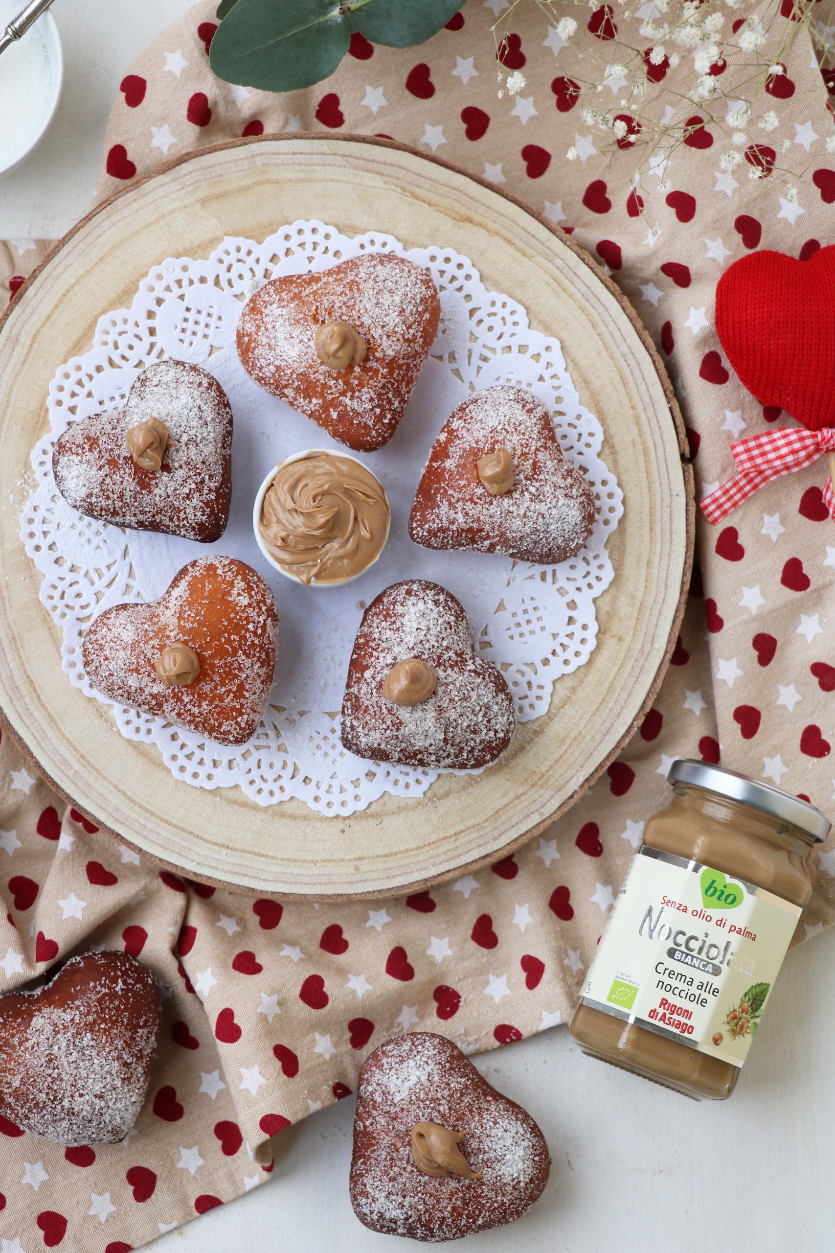 Bomboloni fritti di san valentino ripieni di nocciolata bianca