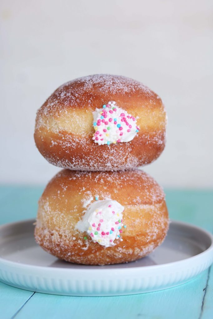 Bomboloni ripieni di chantilly al liquore strega