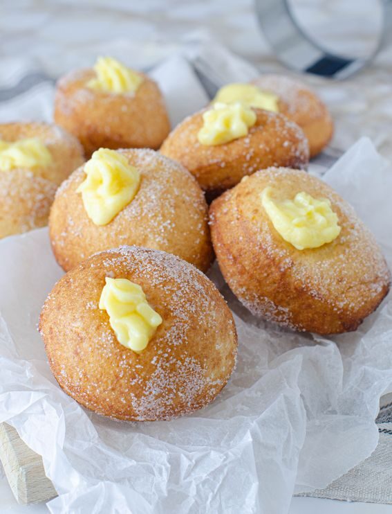 Bomboloni ripieni di crema pasticcera con lunga lievitazione
