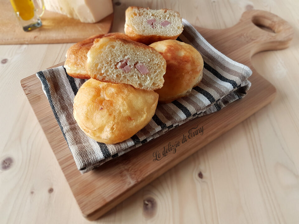 Bomboloni salati farciti con wurstel e formaggio !