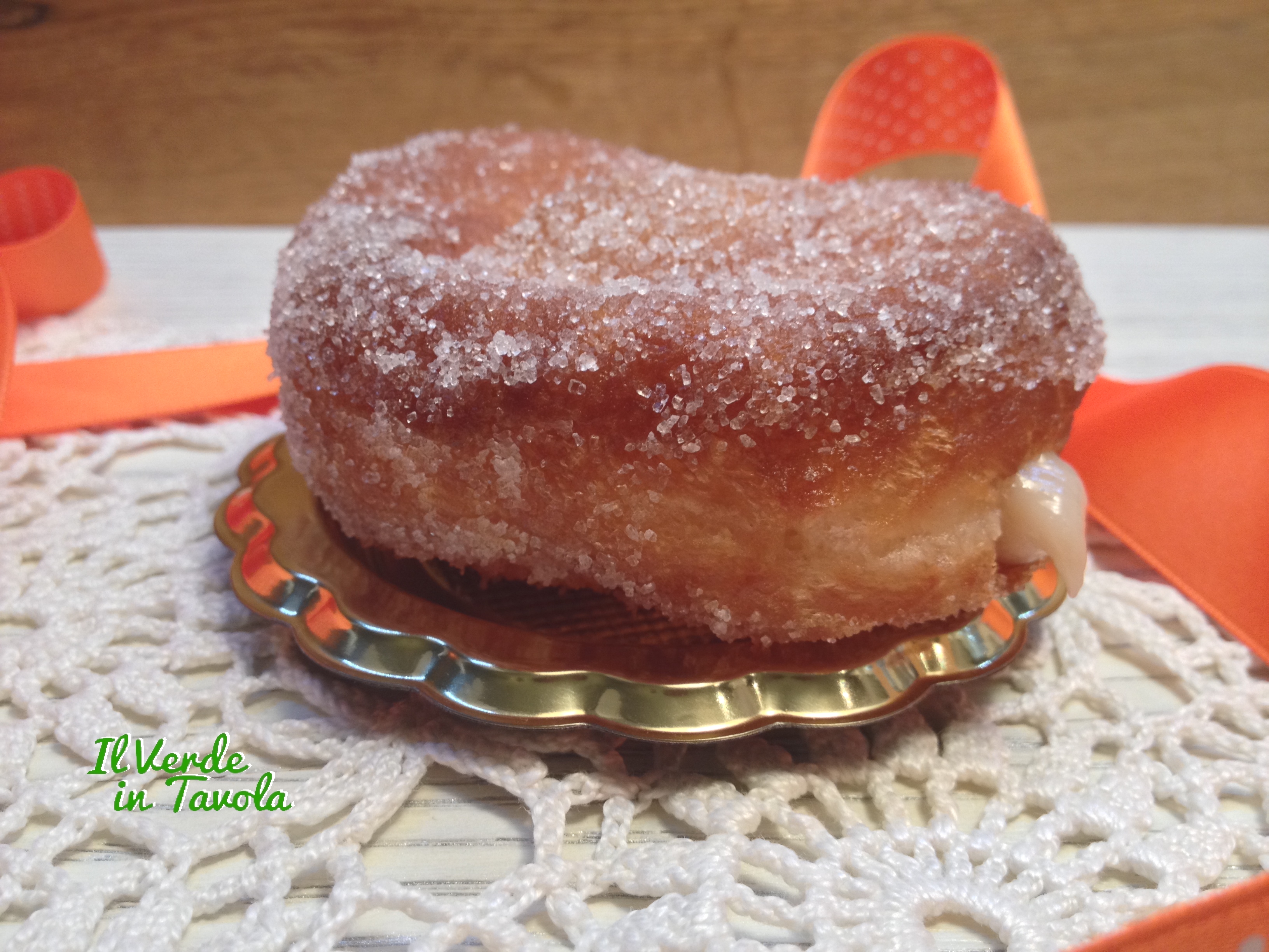 Bomboloni vegani ripieni di crema pasticcera alla nocciola