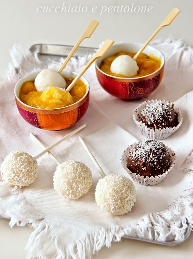 Bon bon di riso al latte di cocco, cioccolato e zuppetta di mango speziata