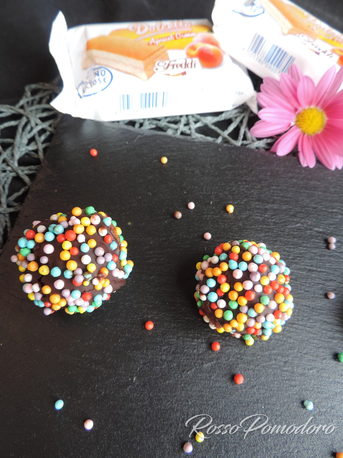 Bon bon pan di spagna e cioccolato ( freddi dolciaria)