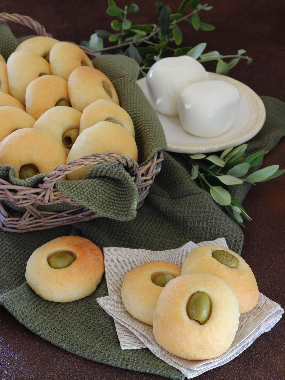 Bottoncini alla mozzarella con olive verdi
