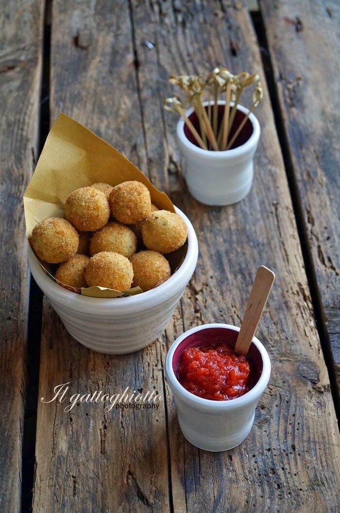 Boule di patate e tonno con salsa al pomodoro
