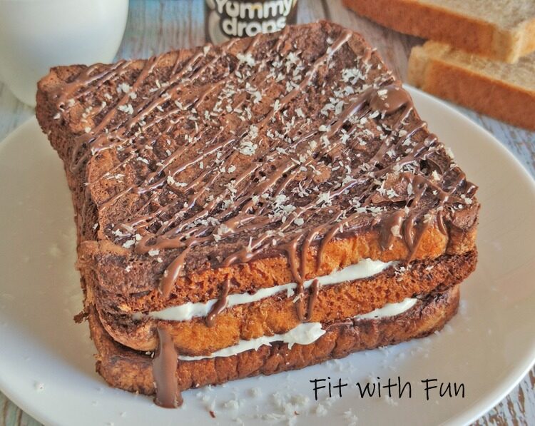Bounty french toast proteici al cacao con ripieno al cocco
