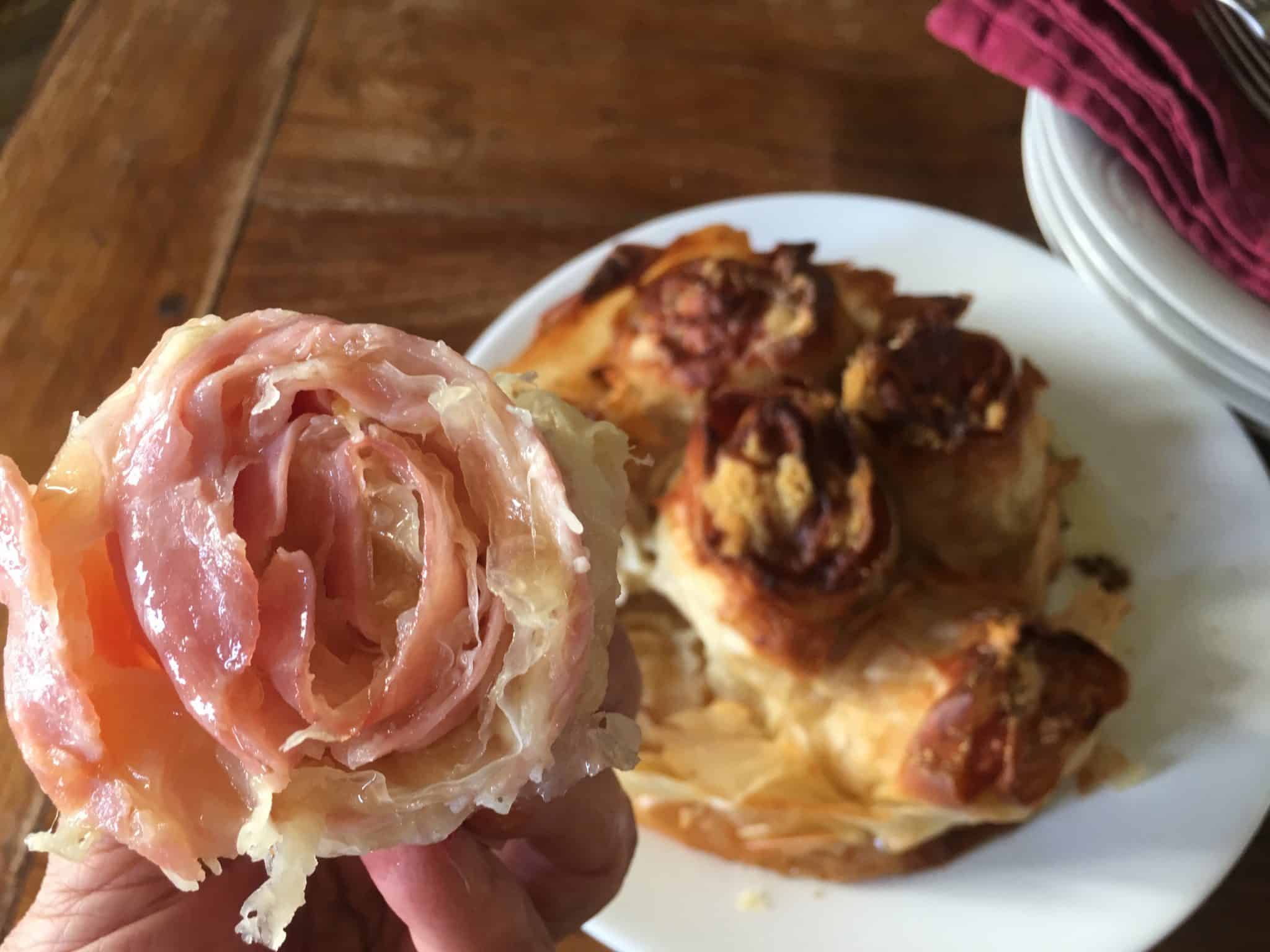 Bouquet croccante di rose fyllo al prosciutto e formaggio