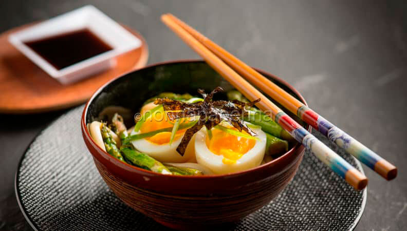 Bowl con soba e asparagi , un classico nipponico