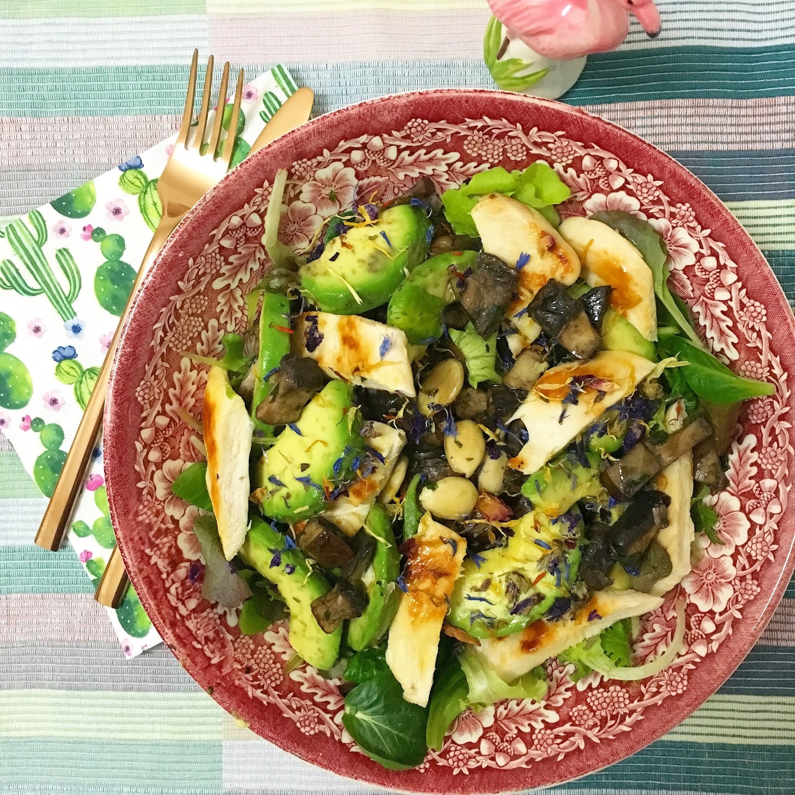 Bowl di pollo, avocado, funghi e mandorle
