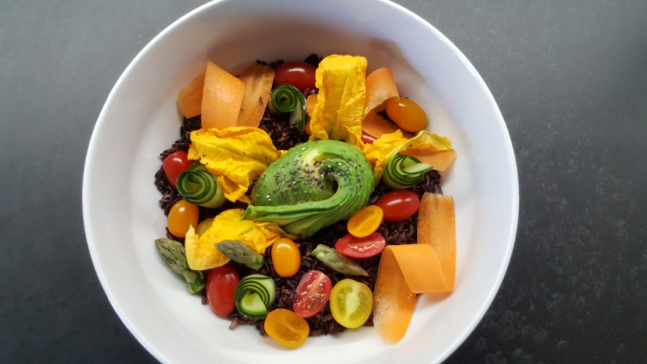 Bowl di riso nero con avocado e fiori di zucca