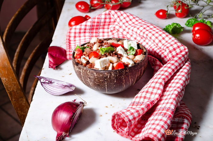 Bowl di riso rosso con fagioli pomodorini e feta