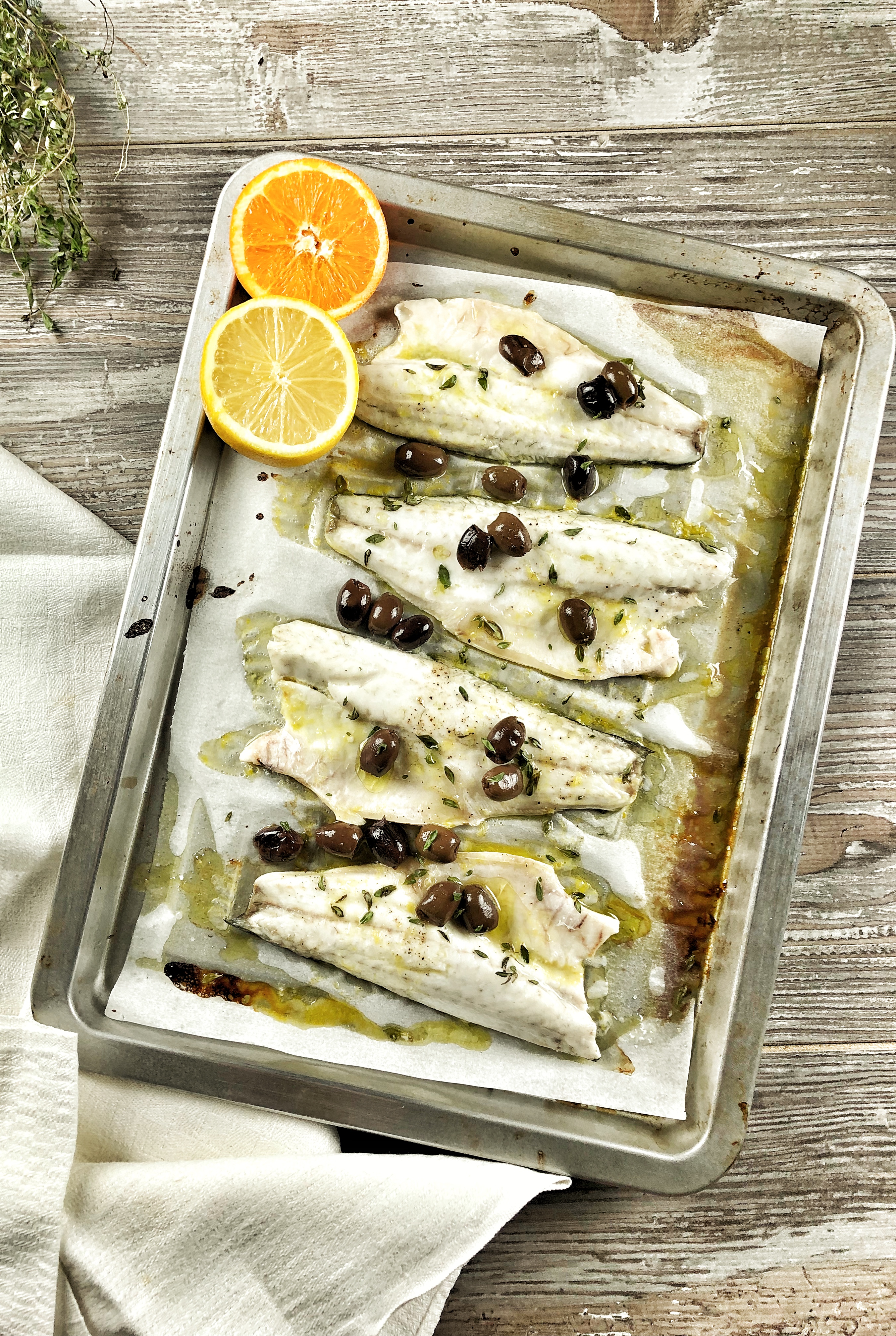 Branzino al forno agli agrumi e olive