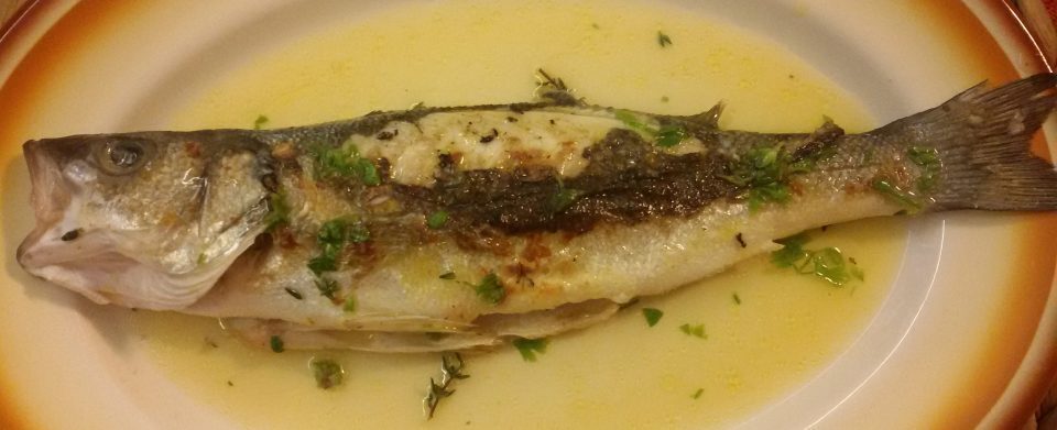 Branzino alla piastra aromatizzato con erbette e succo d’arancia