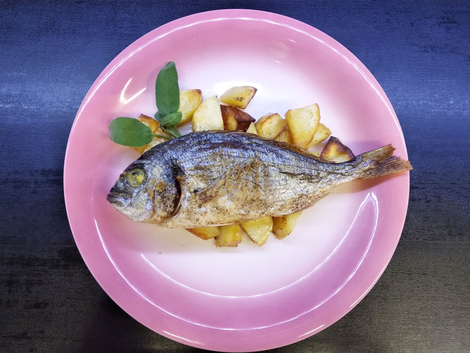 Branzino aromatizzato con patate arrosto