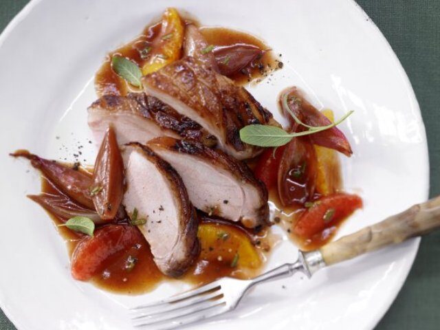 Brasato di cinghiale con salsa di agrumi e salvia