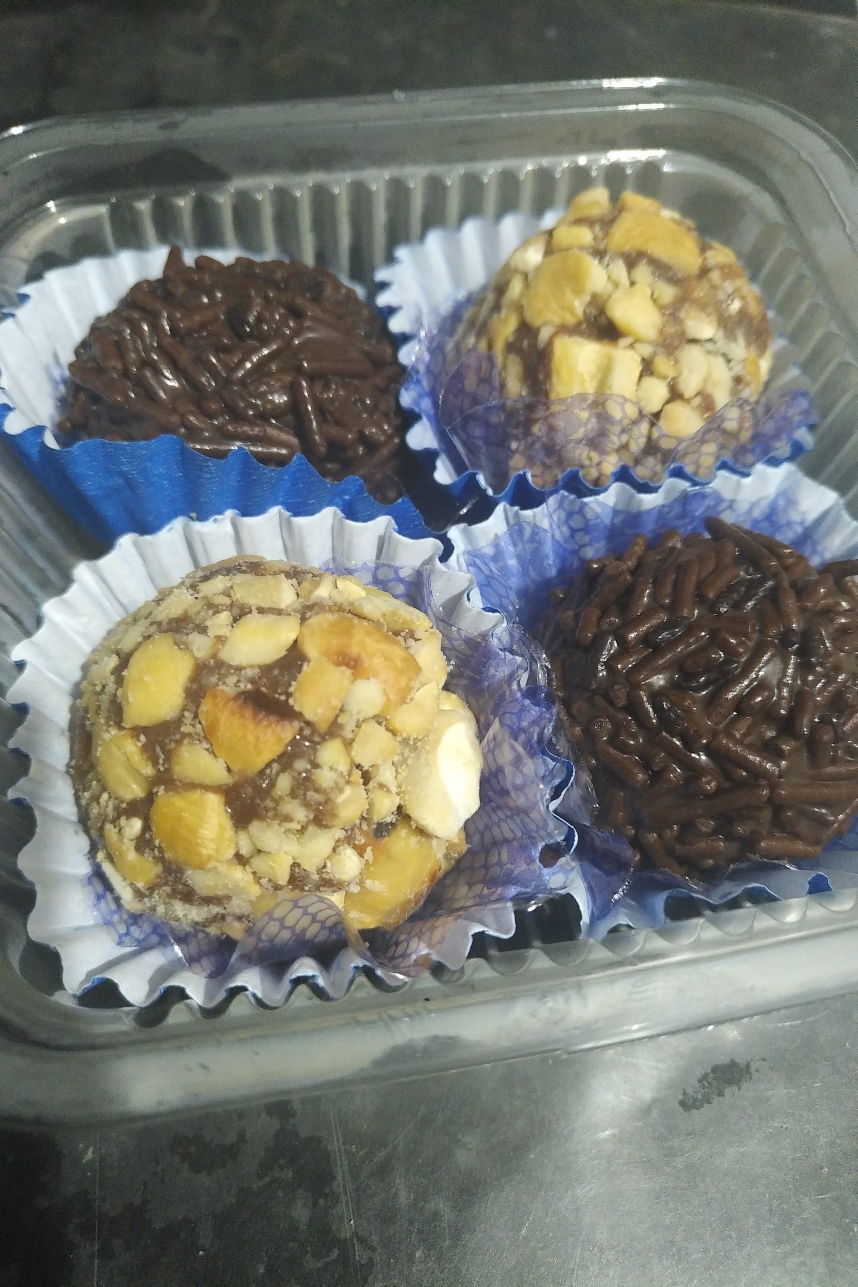 Brigadeiros com chocolate e com castanha