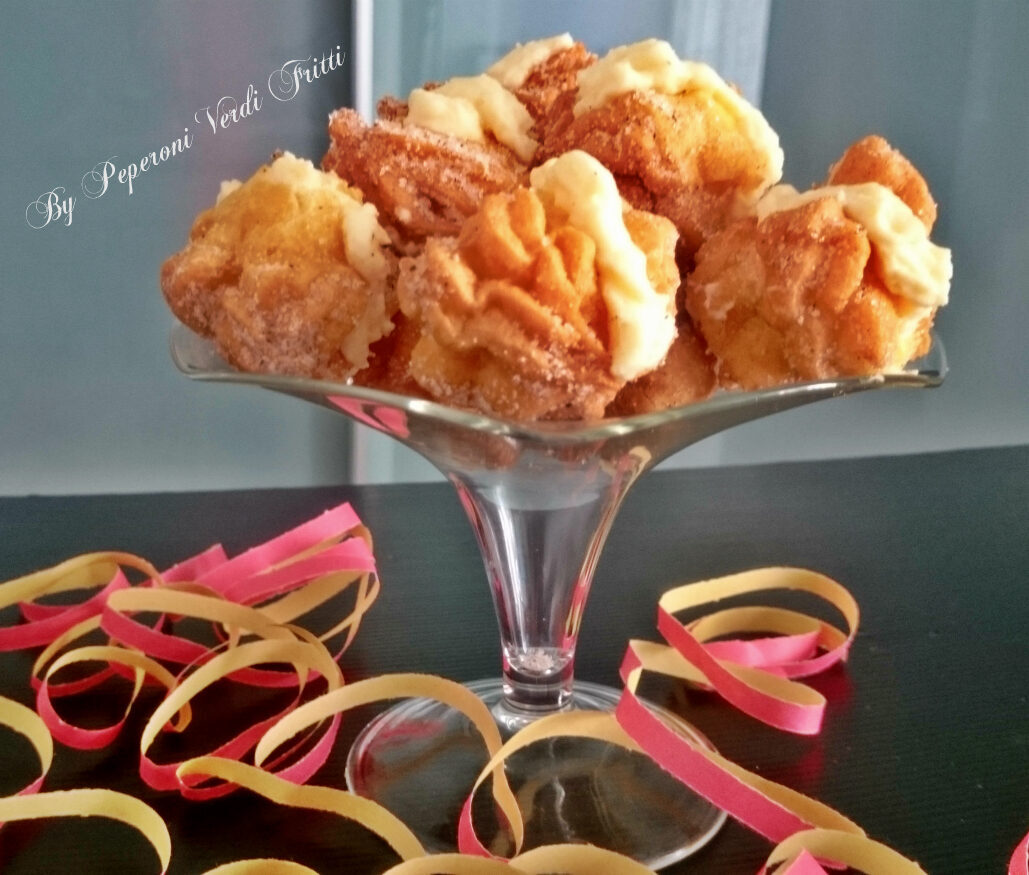 Brighelle di carnevale con crema chantilly