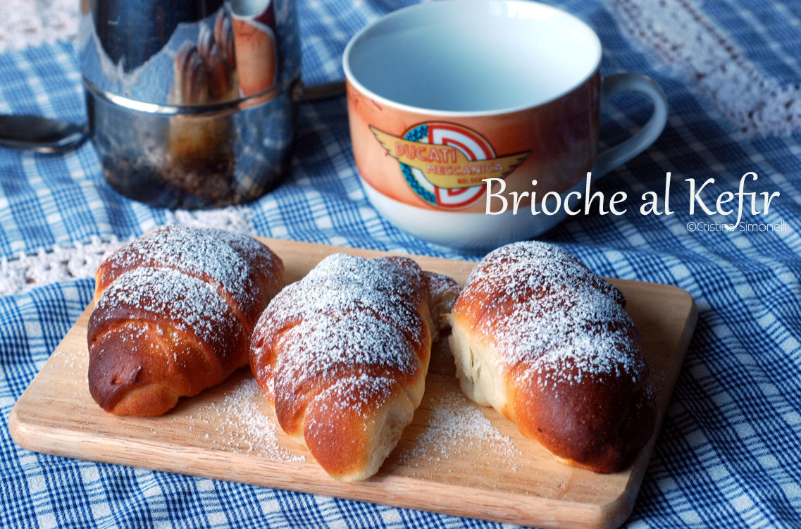 Brioche al kefir con farcitura di cioccolato fondente