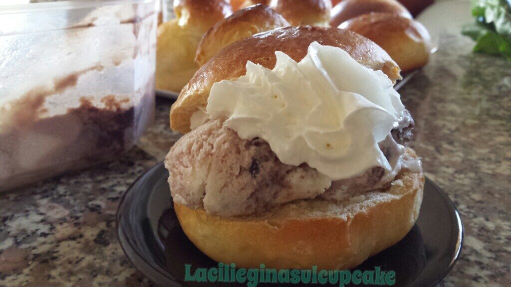 Brioche col tuppo: dolce siciliano ideale da farcire con gelato e granita
