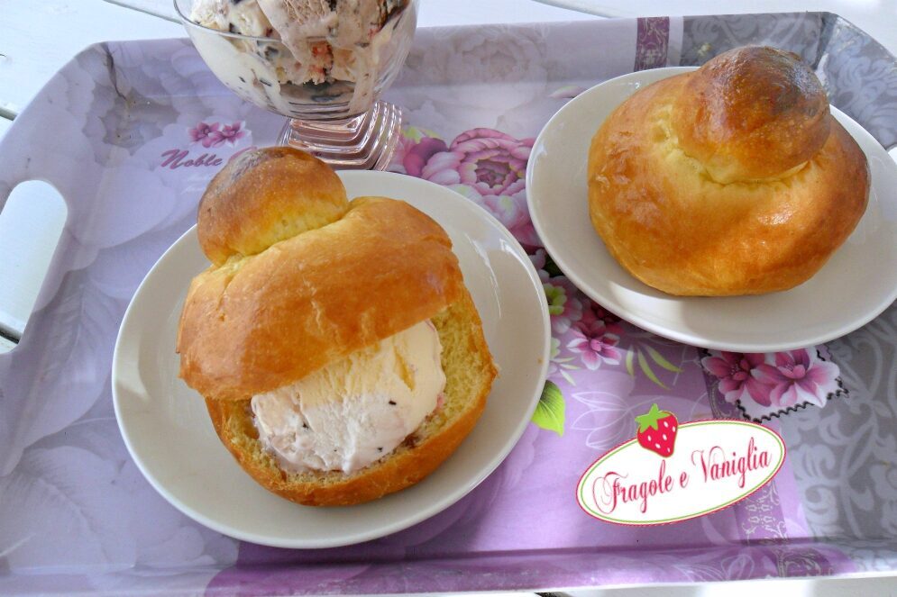 Brioche col tuppo siciliana
