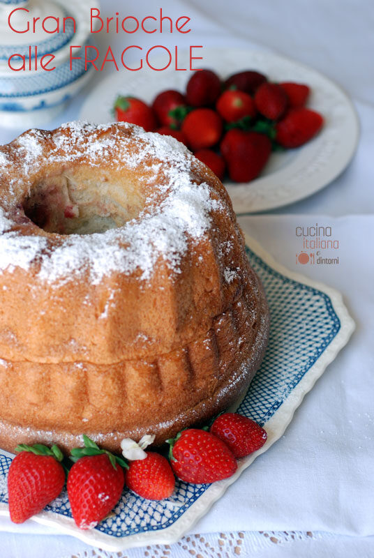 Brioche con composta e salsa di fragole