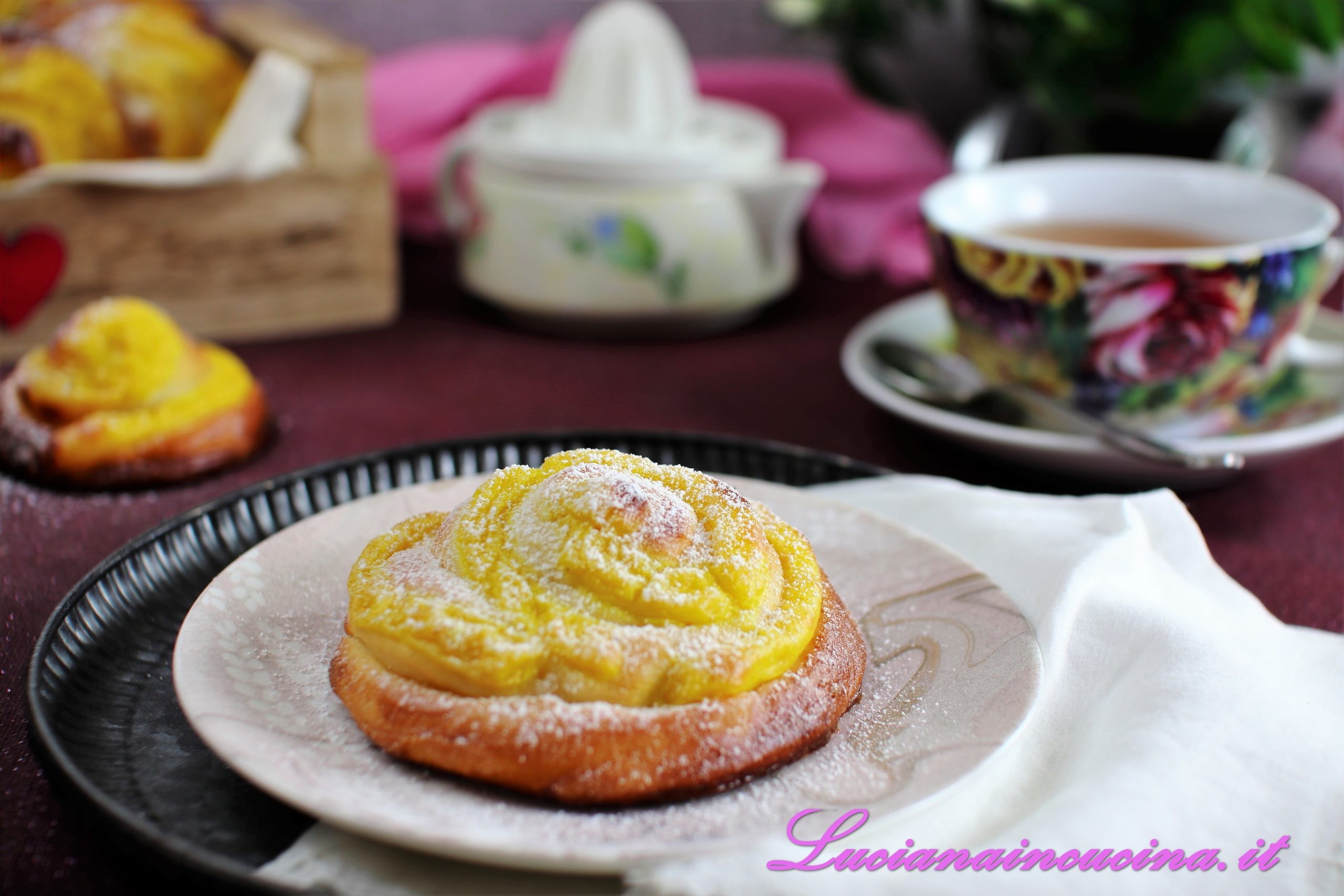 Brioche con crema alla curcuma