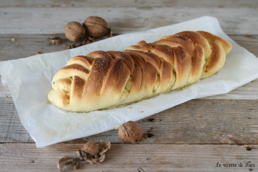 Brioche con provolone del monaco, zucchine e noci