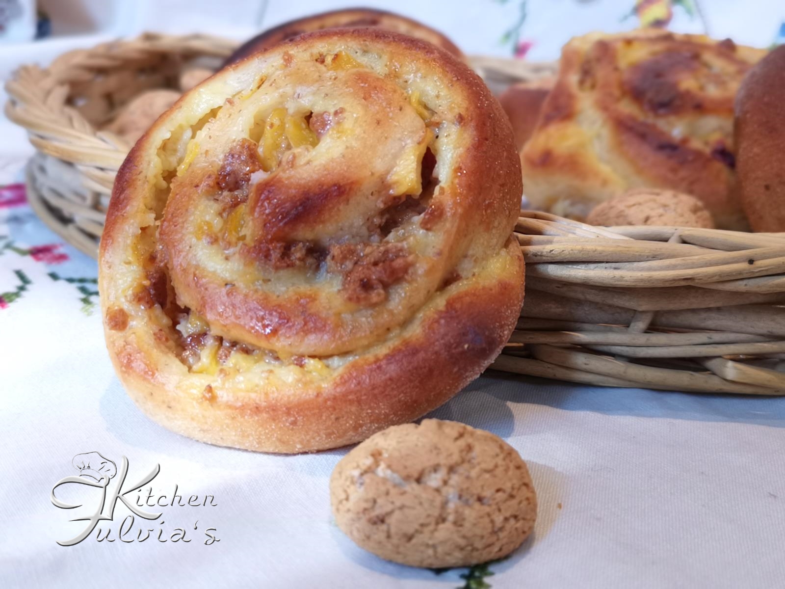 Brioche girelle con crema pasticcera, pesche e amaretti