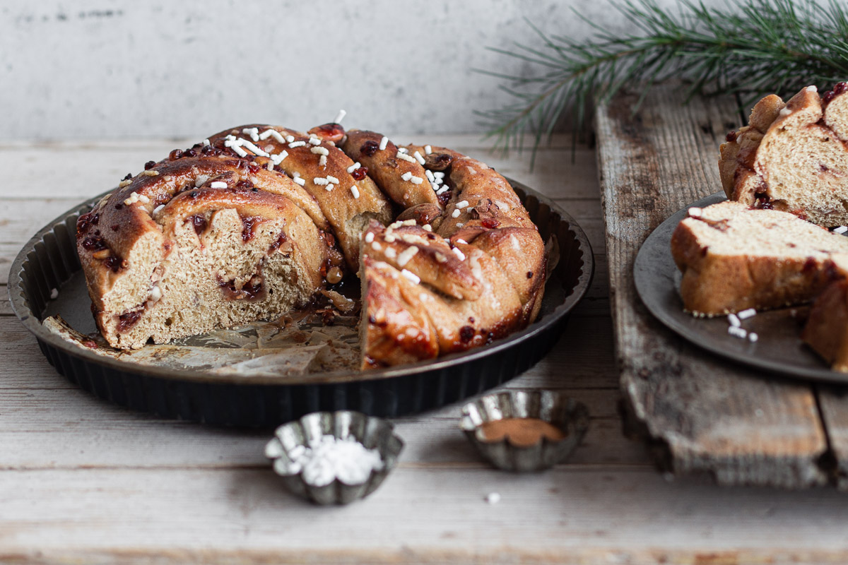 Brioche integrale con confettura di frutti rossi e mandorle, al profumo di cannella