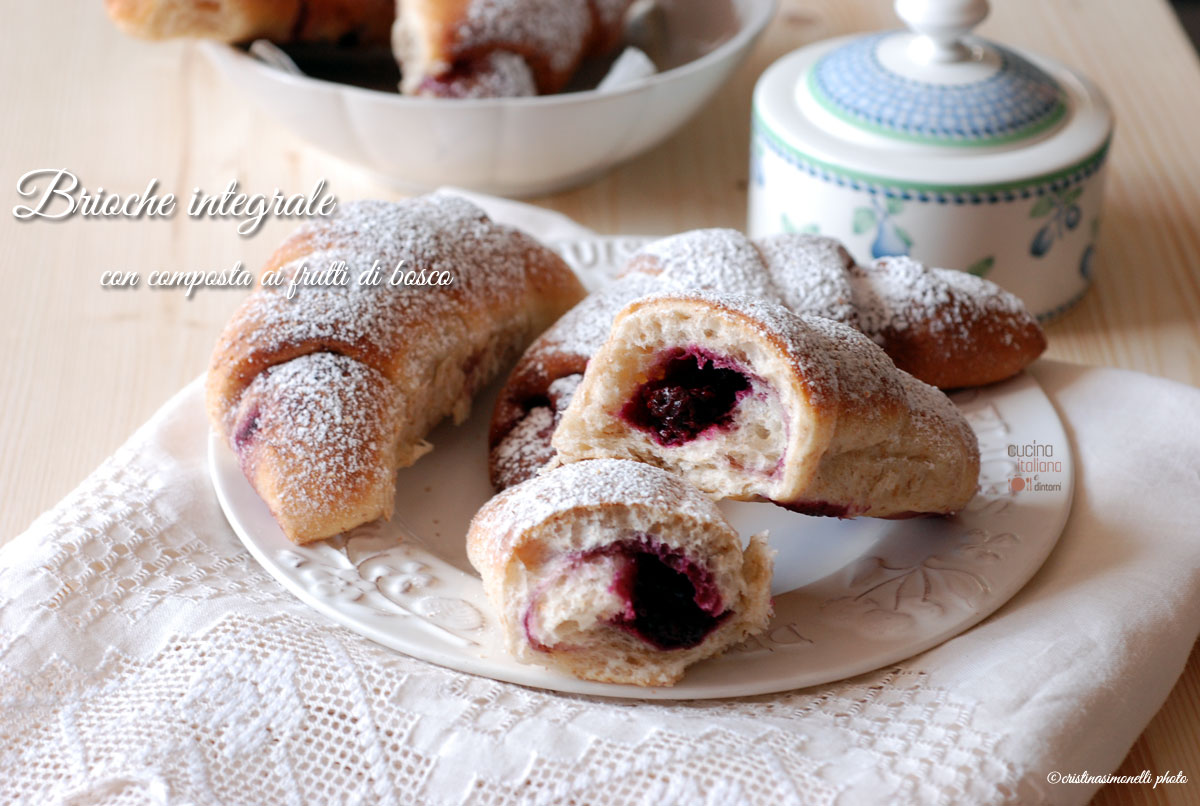 Brioche integrali con composta ai frutti di bosco