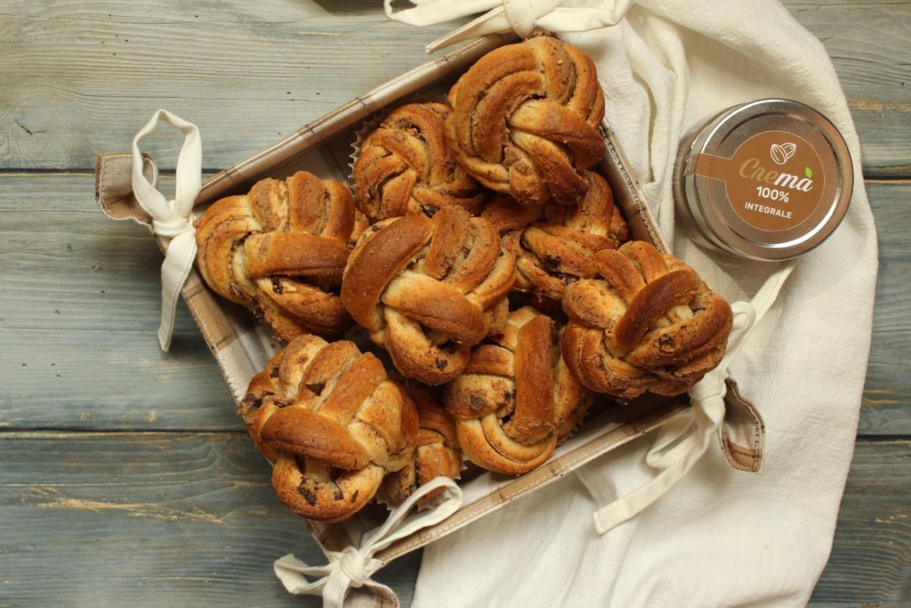 Brioche intrecciate integrali con mandorle e cioccolato