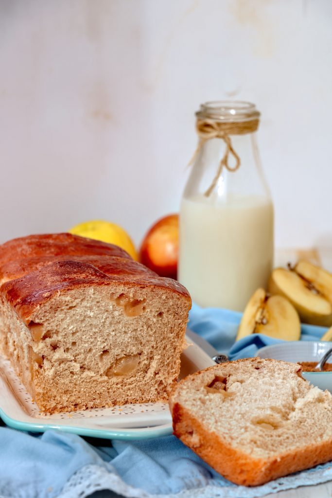 Brioche light all’acqua, olio di cocco, mele e cannella
