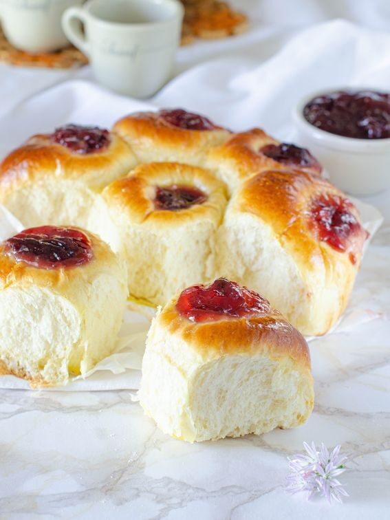 Brioche soffice senza lattosio farcita con confettura