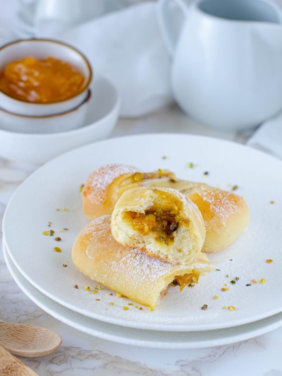 Brioche soffici con confettura di pesche e granella di pistacchi