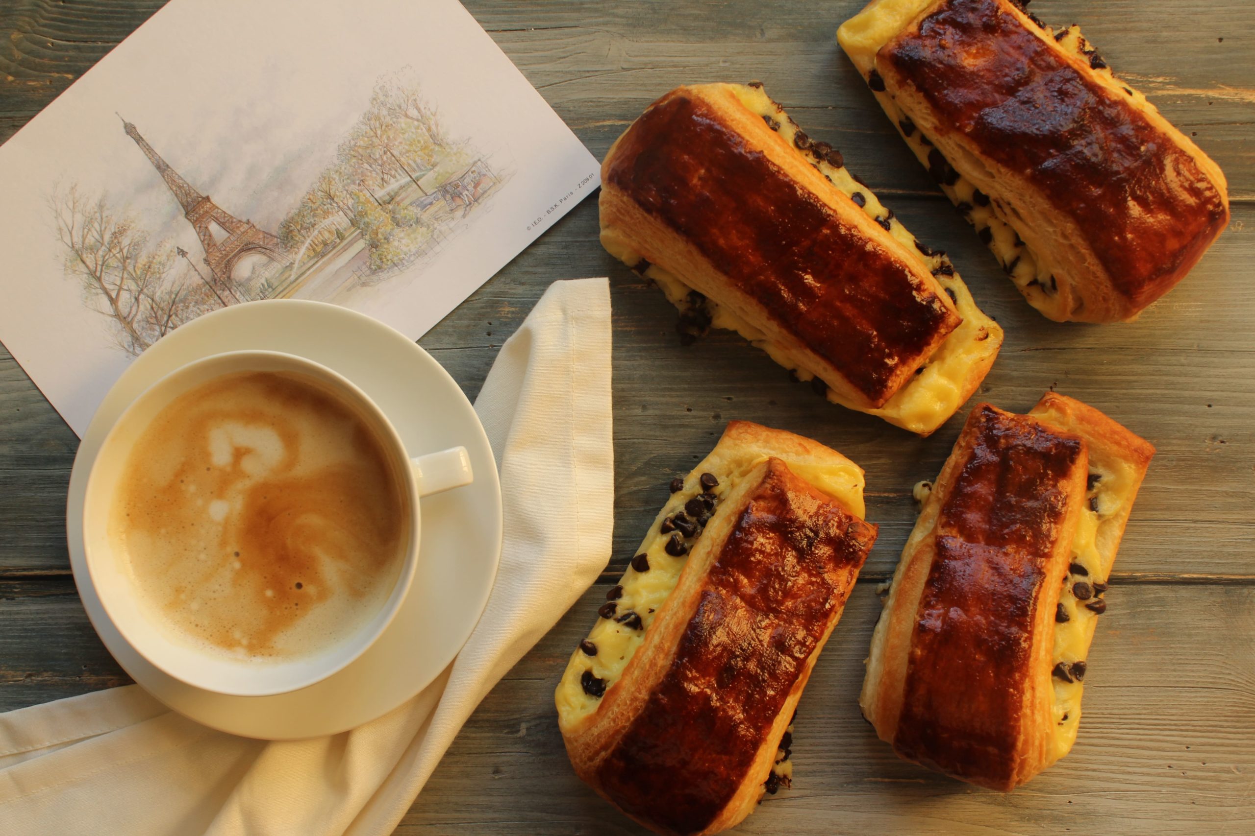 Brioche suisse francese con crema pasticcera e gocce di cioccolato