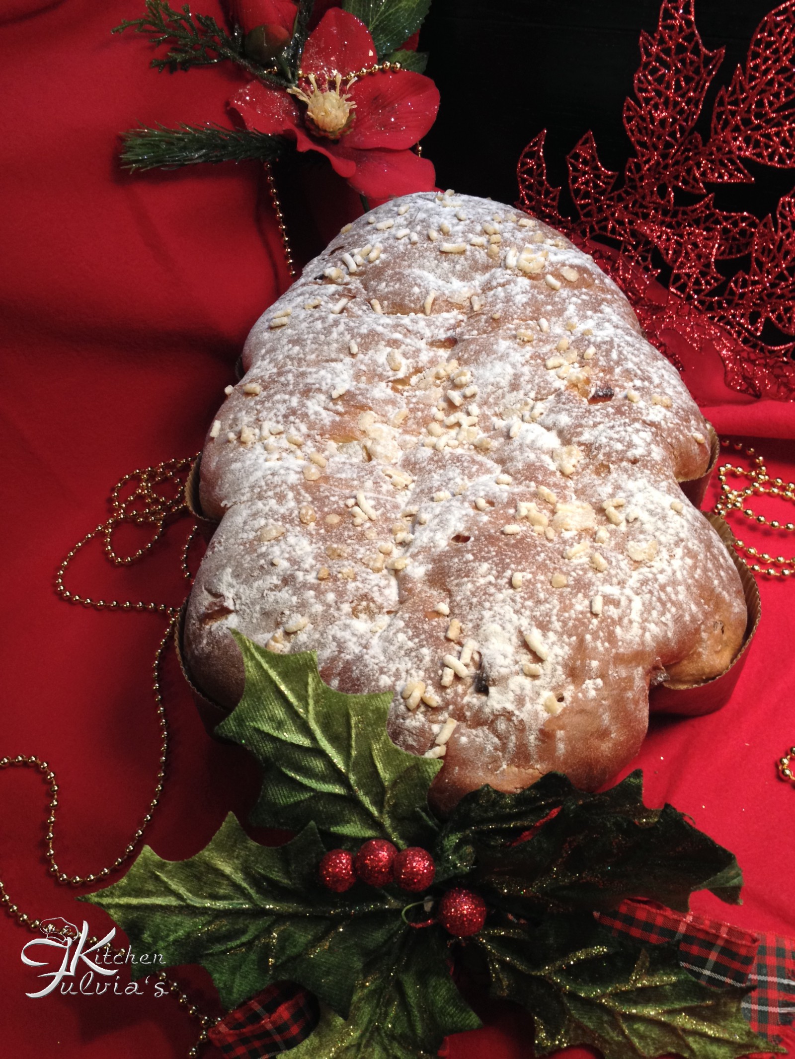 Brioche vegana albero di natale con frutta disidratata