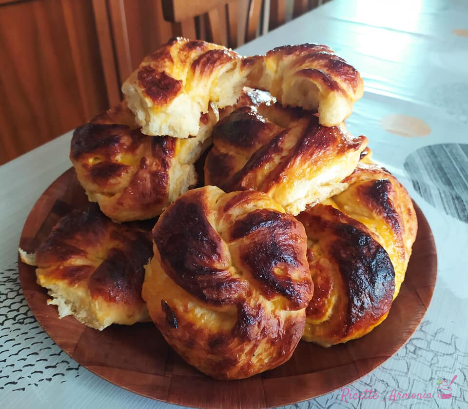 Brioches caramellate con marmellata di albicocche