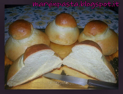 Brioches col tuppo siciliane