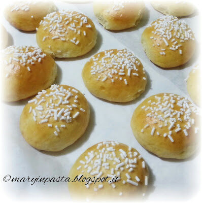 Brioches con granella di zucchero