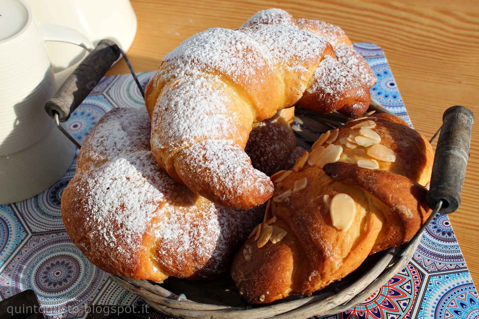 Brioches con robiola al profumo di rose