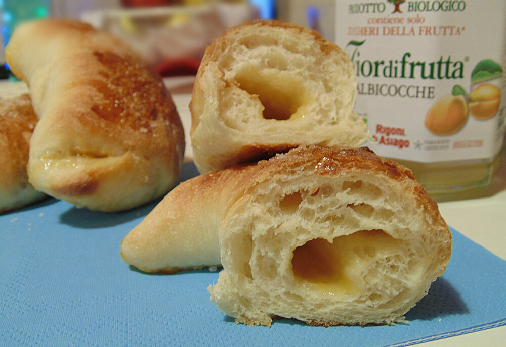 Brioches di pasta da pane alla marmellata