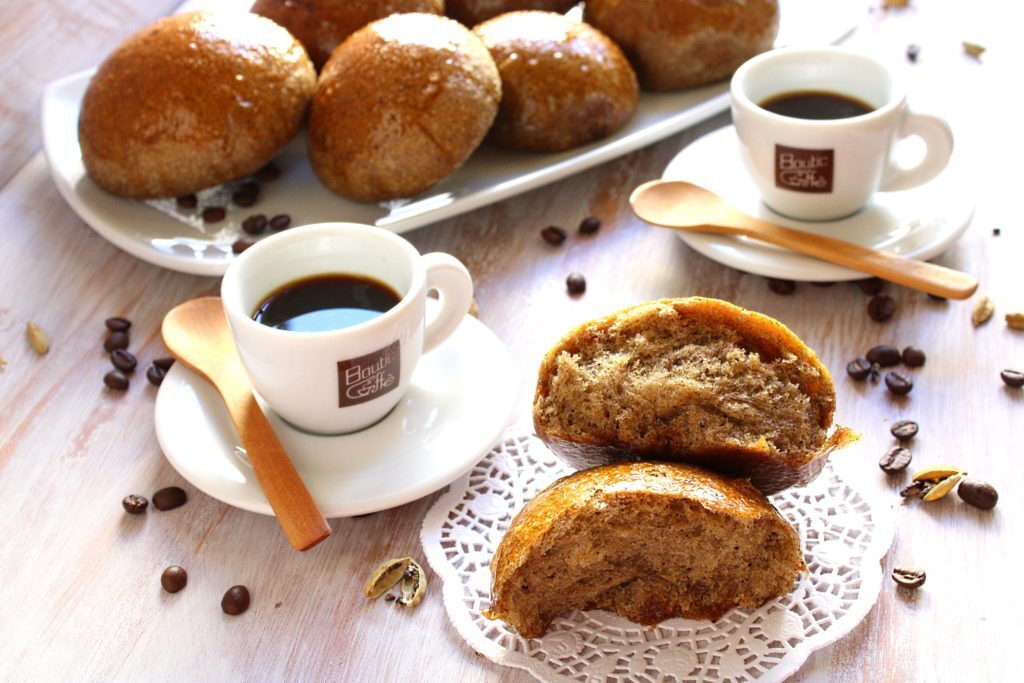 Brioches vegane al caffe’ e cardamomo
