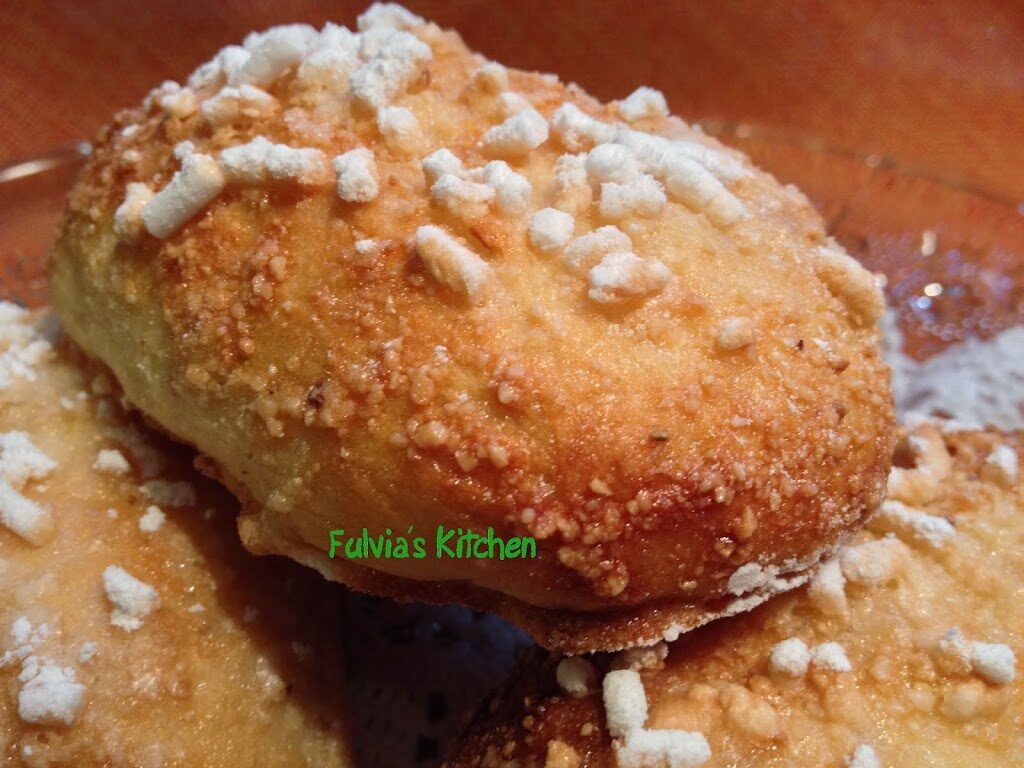 Brioches veneziane alle nocciole
