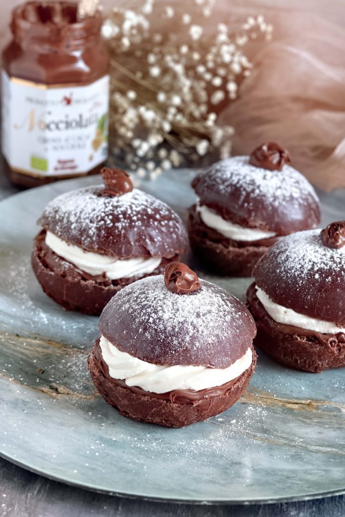 Briochine al cacao farcite con panna e nocciolata