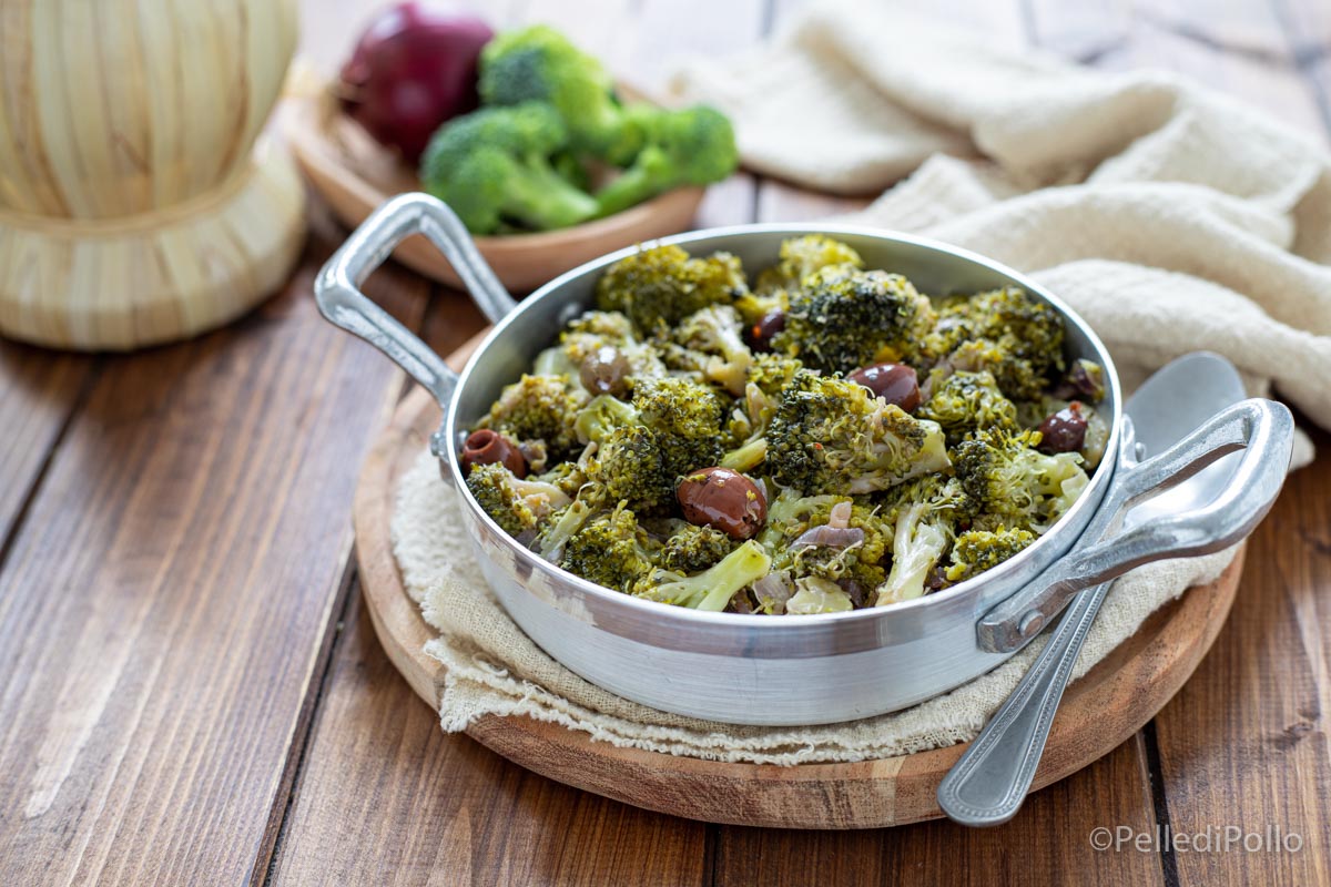 Broccoli stufati con cipolla e vino rosso