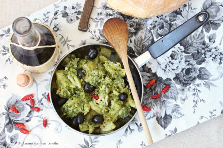 Broccolo ripassato con olive e peperoncino
