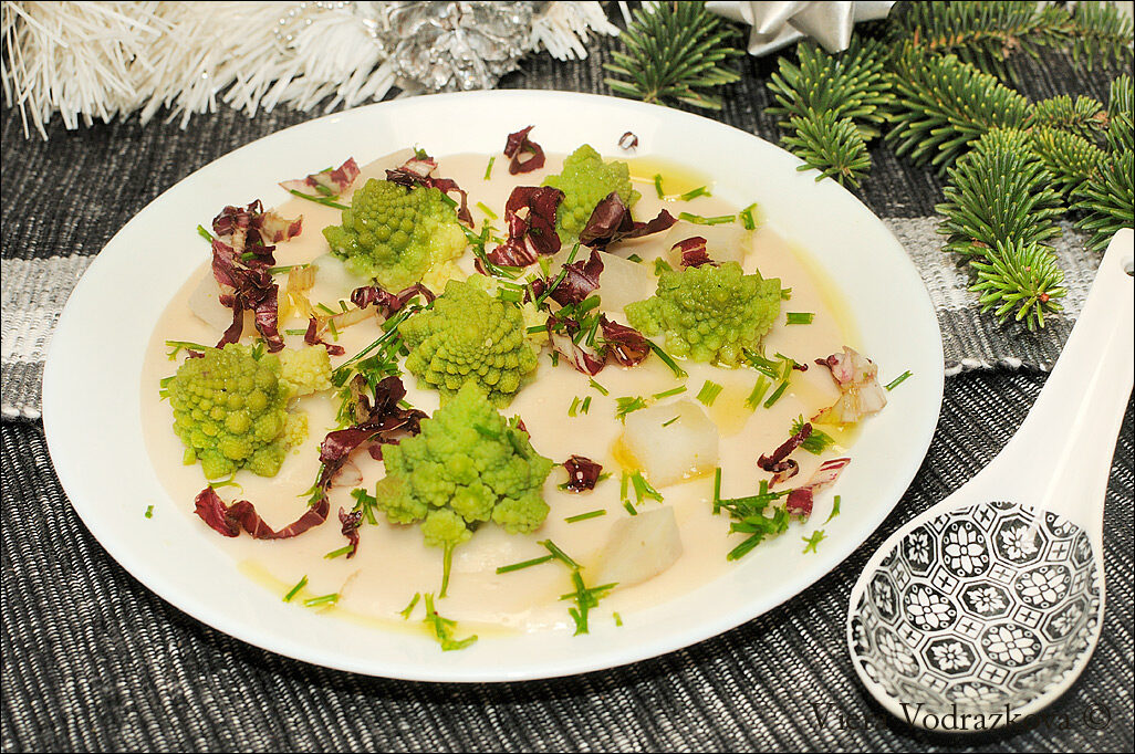 Broccolo romanesco e rutabaga sulla crema di cannellini