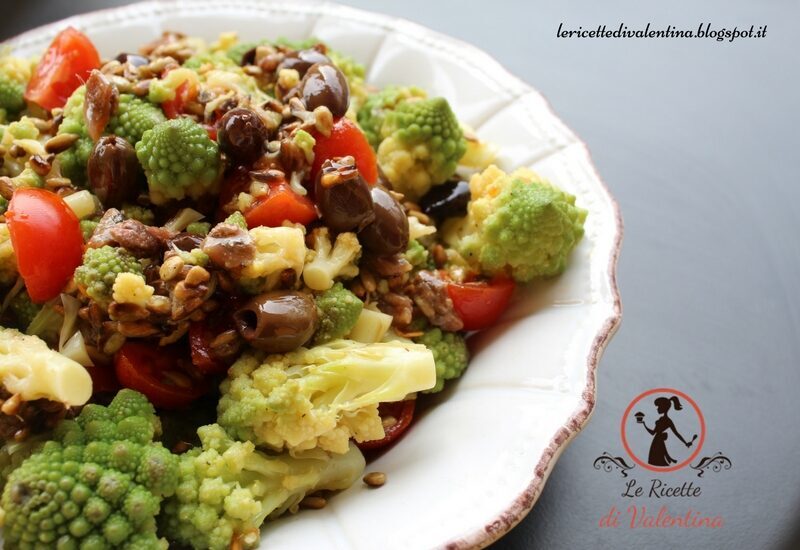 Broccolo romanesco in insalata con pomodorini, acciughe e olive taggiasche
