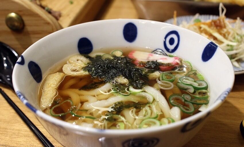Brodo dashi giapponese: ricetta (anche veg), ingredienti e preparazione
